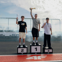 4F_Racing_Academy_Na_podium_za_najlepsze_wyniki_z_teorii_i_praktyki_Micha_Kociuszko_Natan_Czyewski_Konrad_Caba_Oskar_Dbrowski_Igor_Klaja.jpg
