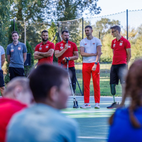 Determinacja kluczem do sukcesu - Fundacja 4F Pomaga otwiera boisko w Moszczance w sportowym stylu 